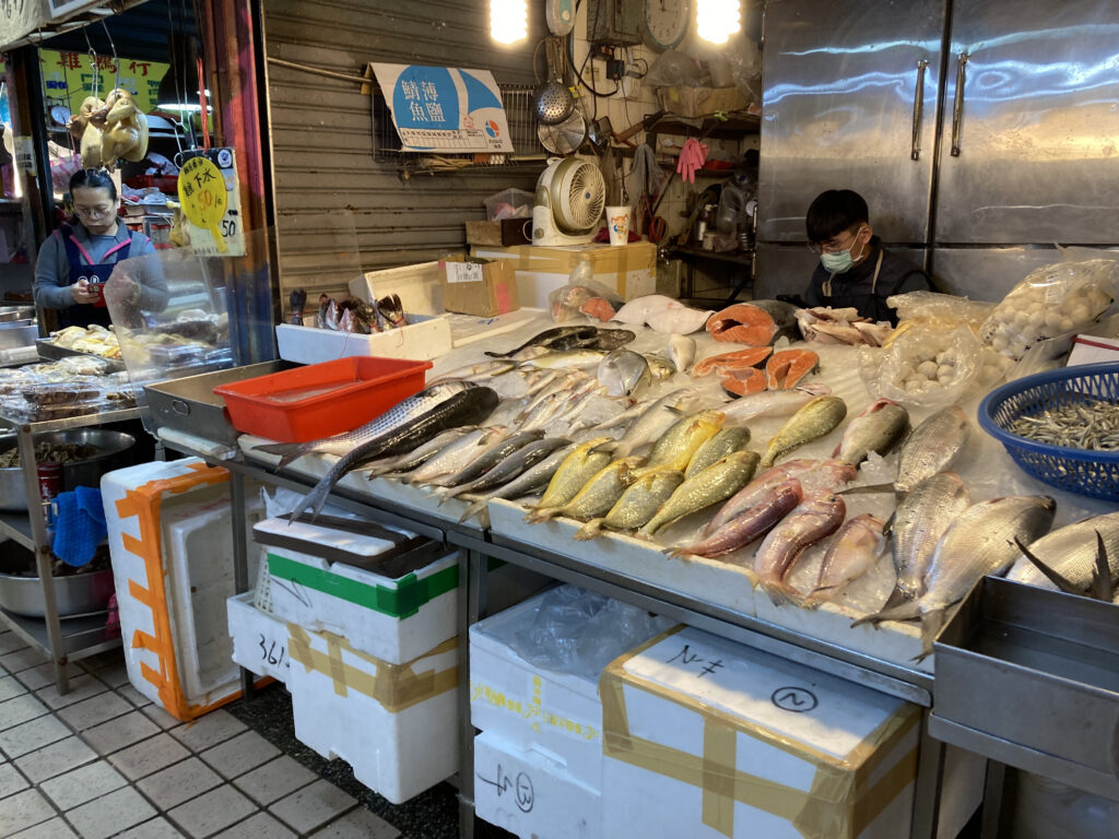 台北市内で見つけた地元の市場の様子。生魚が常温で売られてる