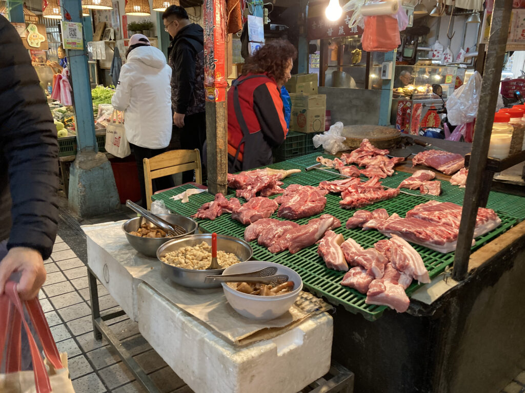 台北市内にあった市場で生肉が売られている様子
